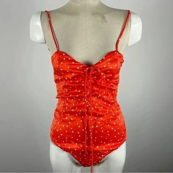 💕ZARA Red Satin  Laced V-NECK Viscose Blend Stars Print BODYSUIT SIZE M NWOT - Picture 2 of 9